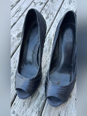 le chateau Black Peep-Toe Heels